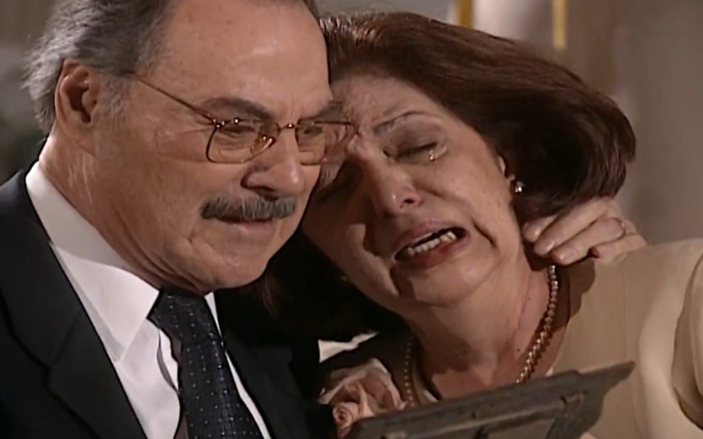 Ema e Paschoal descobrem segredo de Capitu e desmoronam em Laços de Família (Foto: Reprodução/ Globo)