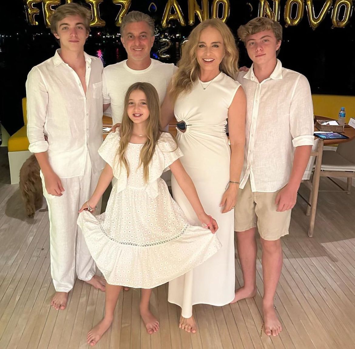 Luciano Huck e Angélica com os filhos Joaquim, Benício e Eva Huck - Foto Reprodução Instagram