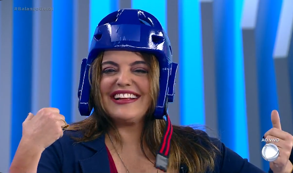 Fabíola surge com capacete para brincar com a situação envolvendo Zé Neto em Rodeio
