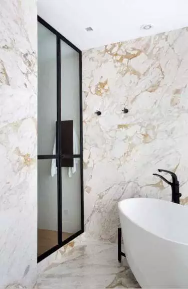 Banheiro com banheira luxuosa da mansão de R$15 milhões onde Michel Teló vive com Thaís Fersoza - Foto Reprodução YouTube