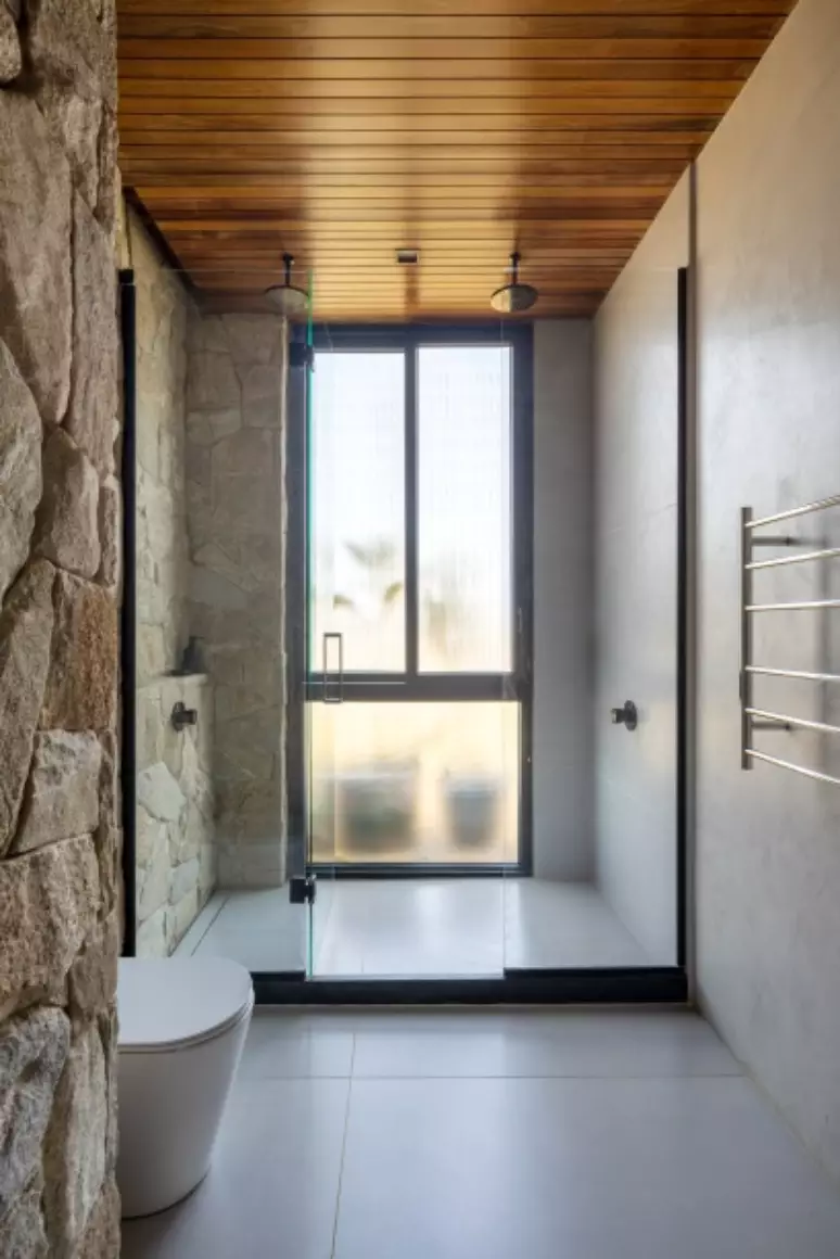 Banheiro do Rancho sustentável de Bruno Gagliasso e Giovanna Ewbank - Foto Reprodução André Nazareth-Casa
