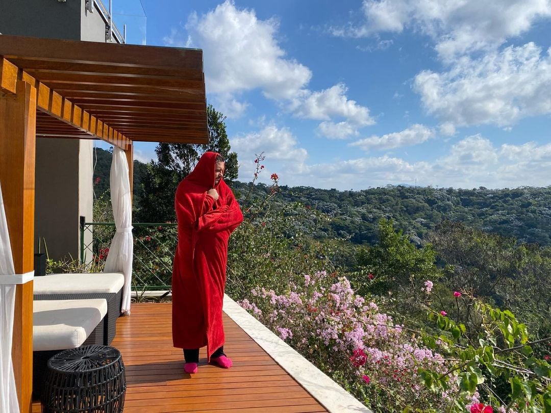 Geraldo Luis na varanda, apreciando a vista da sua luxuosa mansão – Foto Reprodução Internet