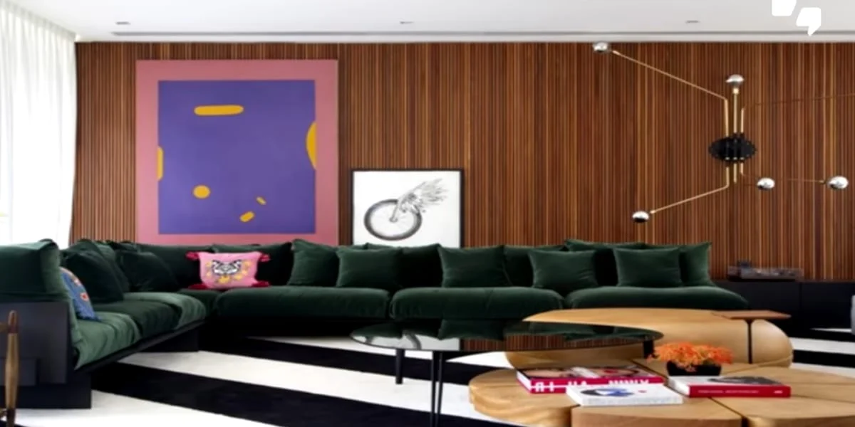 Sala de estar com detalhes em madeira e luxuosa da mansão de R$15 milhões onde Michel Teló vive com Thaís Fersoza - Foto Reprodução YouTube
