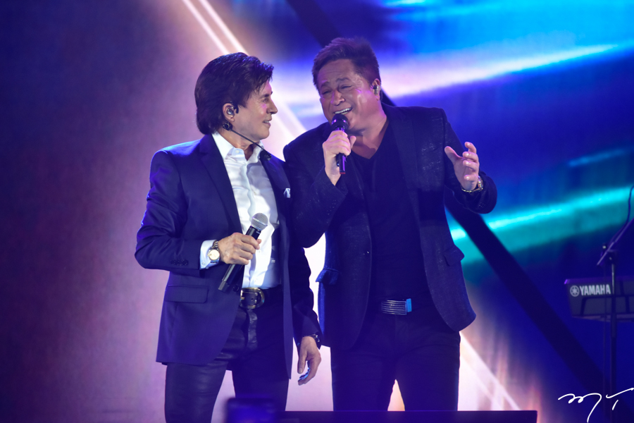 Xororó e Leonardo no palco durante a turnê do grupo 