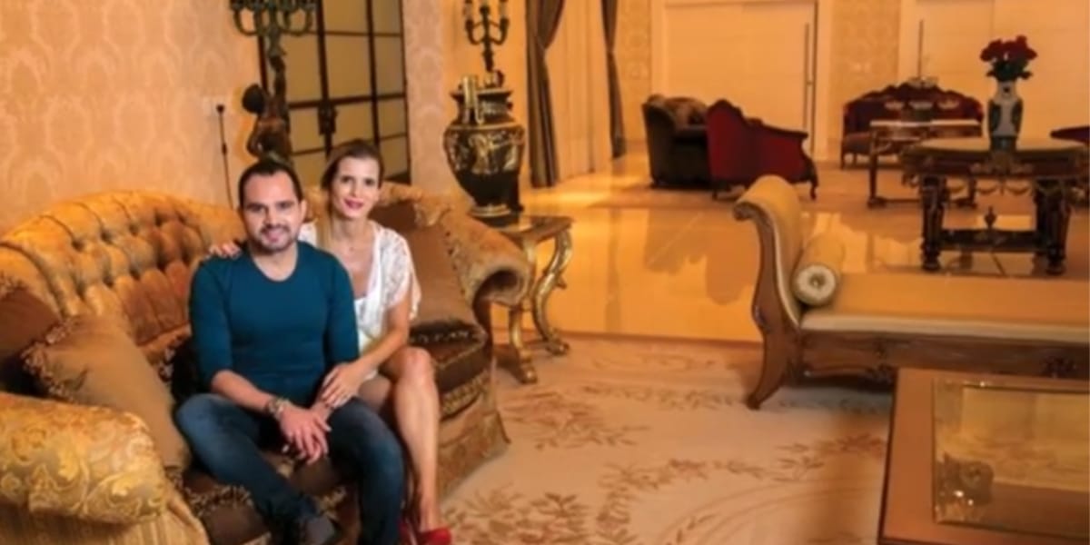 Luciano Camargo e Flávia Fonseca no aconchego da casa (Reprodução: Youtube)