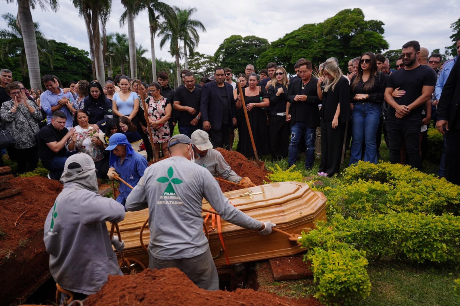 Dona Carmem é enterrada no mesmo túmulo que o filho Leandro e o marido, em Goiânia - Foto AgNews