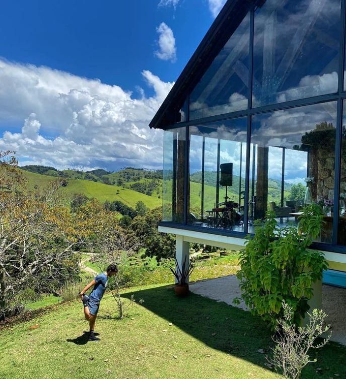 Fachada da mansão de Alexandre Pato e sua esposa, Rebeca Abravanel, localizada em um dos condomínios da rede Alphaville, em uma região nobre - Foto Reprodução Instagram