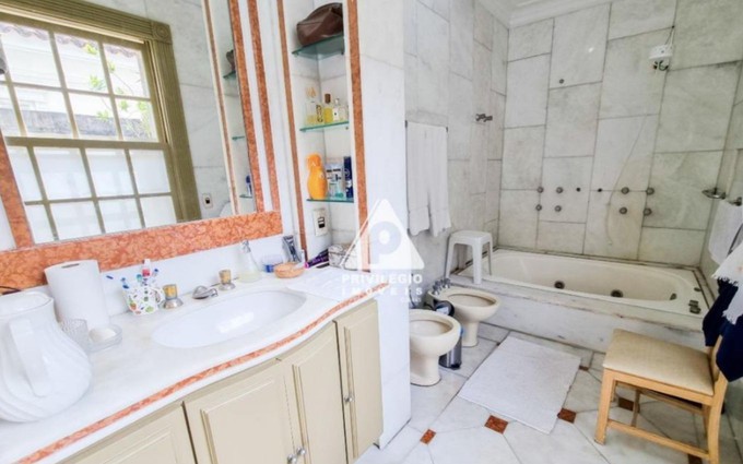 Banheiro com banheira da mansão absurda de Isabelle Drummond em Sete Vidas, que está à venda por R$22mi - Foto Reprodução Internet