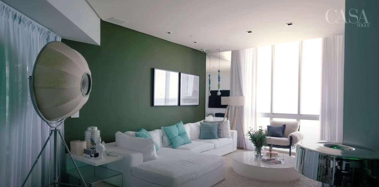 Sala com TV do apartamento de R$ 8 mi de Deborah Secco na Barra da Tijuca - Foto Reprodução Casa Vogue