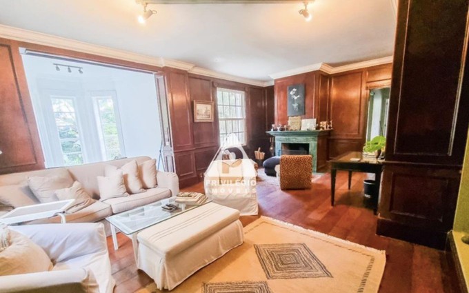 Sala com lareira da mansão absurda de Isabelle Drummond em Sete Vidas, que está à venda por R$22mi - Foto Reprodução Internet