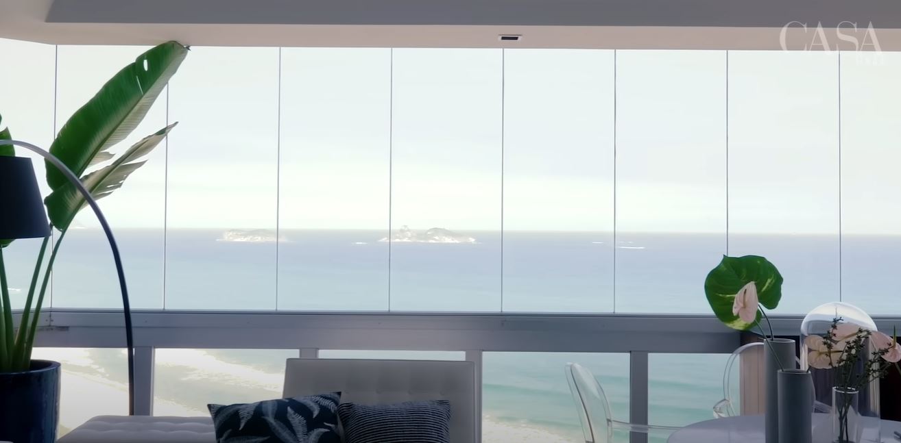 Vista para o mar do apartamento de R$ 8 mi de Deborah Secco na Barra da Tijuca - Foto Reprodução Casa Vogue
