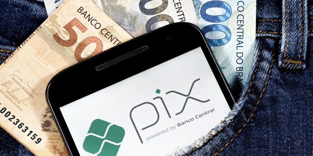 Notas de dinheiro e aplicativo do PIX (Foto: Reprodução / Internet)