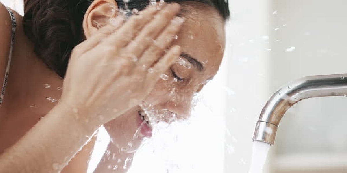 Mujer lavándose la cara (Imagen: Reproducción/Internet)