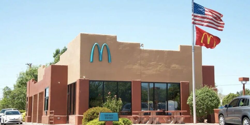 Logotipo azul de McDonald's (clon/internet)
