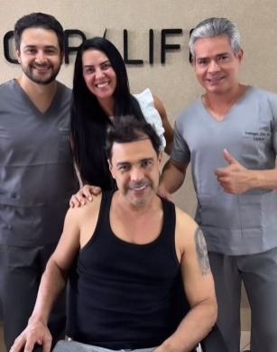 Foto: Reprodução/ Cantor Zezé Di Camargo junto a esposa Graciele Lacerda, Dr Jeferson e Dr Domingos na clínica Capilife.