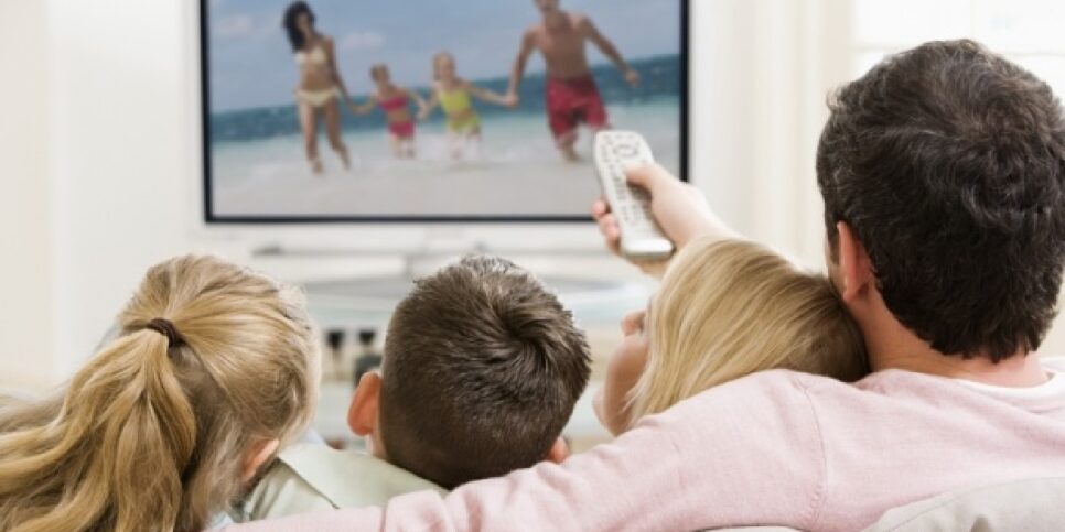 Pessoas assistindo TV (Foto: Reprodução/ Internet)