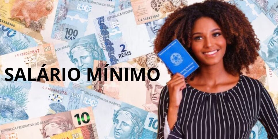 Notas de dinheiro, mulher segurando carteira de trabalho e escrita de salário mínimo (Fotos: Reproduções / Freepik / Montagem )