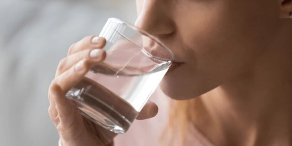 A ingestão adequada de água trás inúmeros benefícios ao corpo (Foto: Internet)
