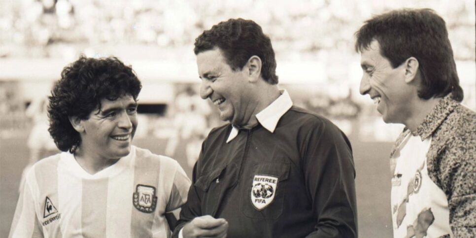 Ele chegou a apitar um jogo de Maradona, pela Argentina (Reprodução: Instagram)
