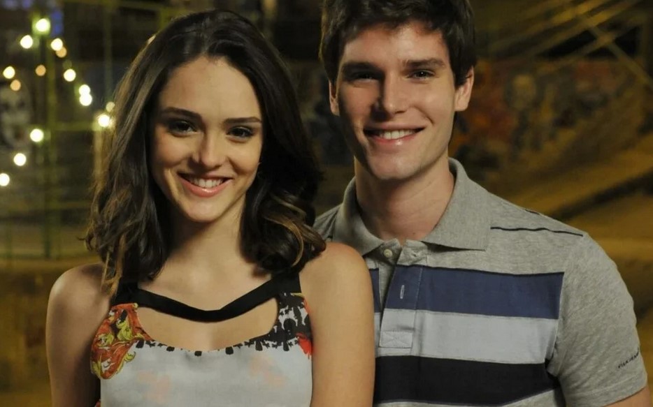 Isabelle Drummond e Jonatas Faro caracterizados como seus personagens em Cheias de Charme (2012) (Foto: Reprodução / Globo)