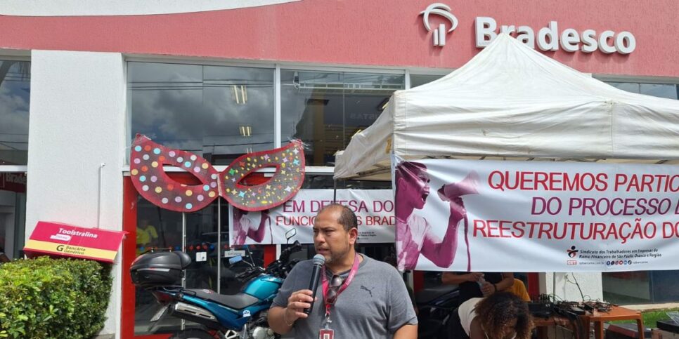 Márcio Rodrigues em meio ao protesto contra o fechamento das agências (Reprodução: Sindicato dos Bancários)